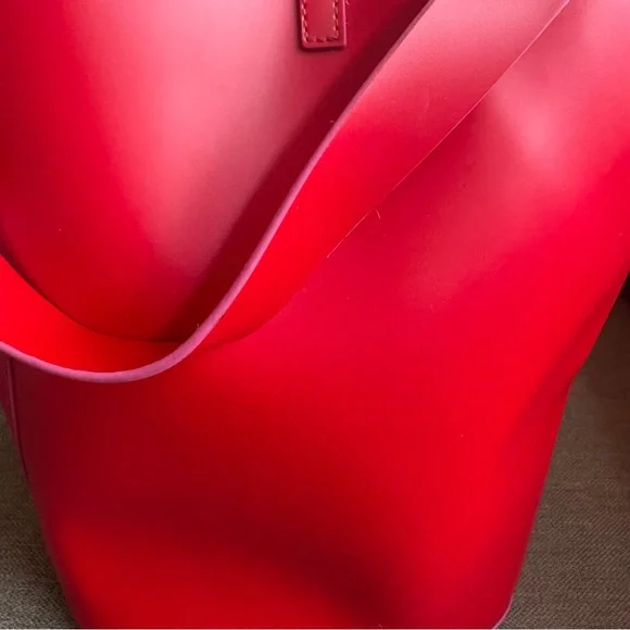 Elizabeth Arden Sleek Red Leather-Look Bucket Tote INV25/486 - Picture 6 of 12